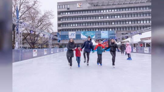 Kinder lernen auf der PZ-Eisbahn Eislaufen