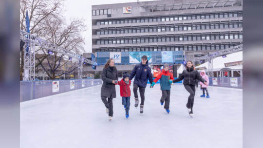 Kinder lernen auf der PZ-Eisbahn Eislaufen