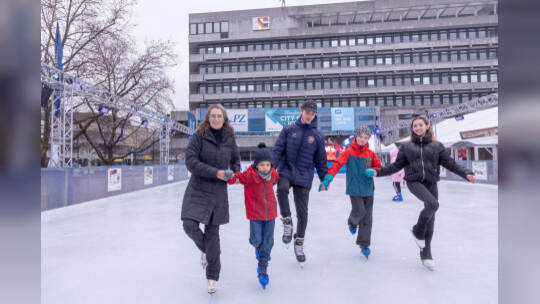 Kinder lernen auf der PZ-Eisbahn Eislaufen