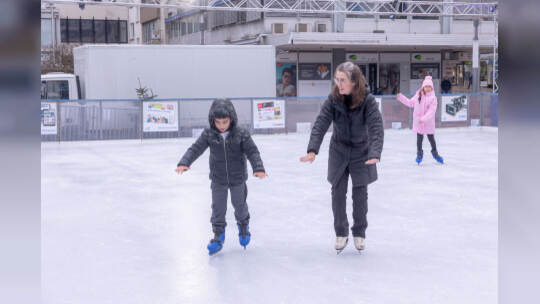 Kinder lernen auf der PZ-Eisbahn Eislaufen