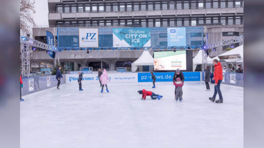 Kinder lernen auf der PZ-Eisbahn Eislaufen