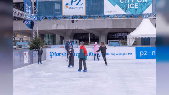 Kinder lernen auf der PZ-Eisbahn Eislaufen