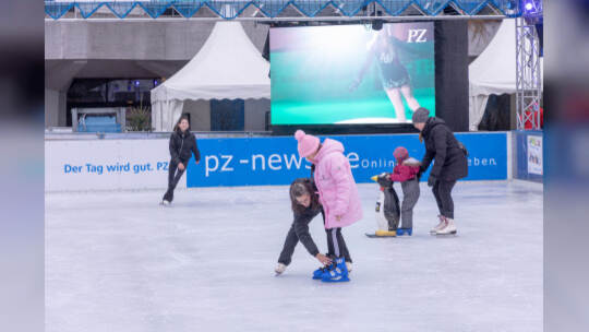 Kinder lernen auf der PZ-Eisbahn Eislaufen