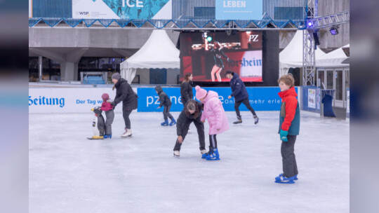 Kinder lernen auf der PZ-Eisbahn Eislaufen