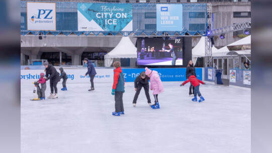 Kinder lernen auf der PZ-Eisbahn Eislaufen