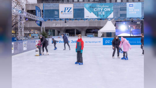 Kinder lernen auf der PZ-Eisbahn Eislaufen