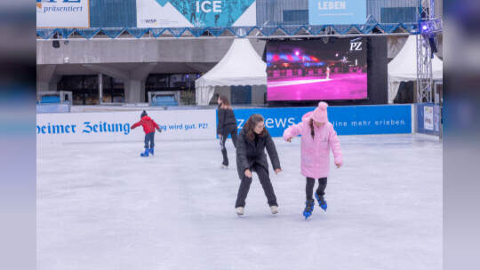 Kinder lernen auf der PZ-Eisbahn Eislaufen