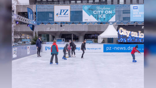 Kinder lernen auf der PZ-Eisbahn Eislaufen