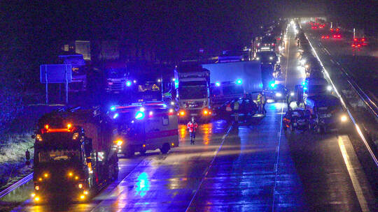 Karambolage auf A 5 bei Bruchsal - sechs verletzte Personen