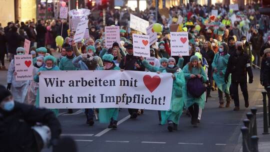 Impfpflicht-Gegner demonstrieren in Düsseldorf