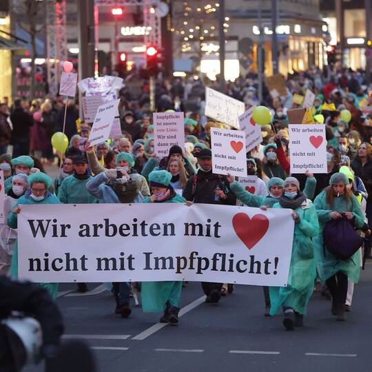 Impfpflicht-Gegner demonstrieren in Düsseldorf