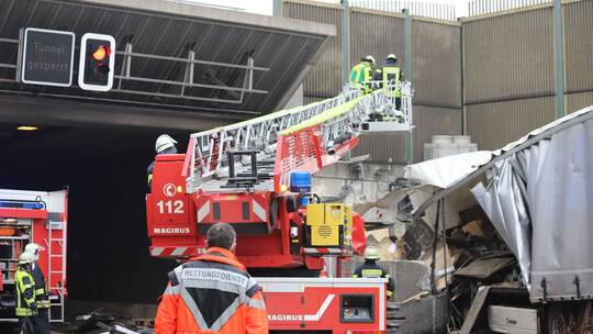 Lkw prallt auf Autobahn 8 gegen Tunnel