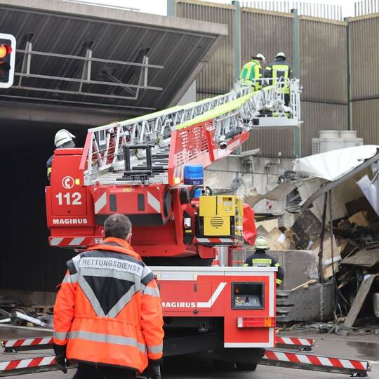 Lkw prallt auf Autobahn 8 gegen Tunnel