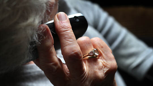 Ältere Frau telefoniert