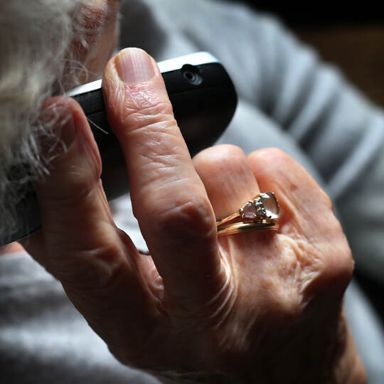 Ältere Frau telefoniert