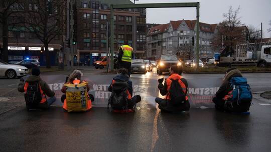 Aktivisten blockieren Autobahn-Zufahrt Aktivisten blockieren Autobahn-Zufahrt