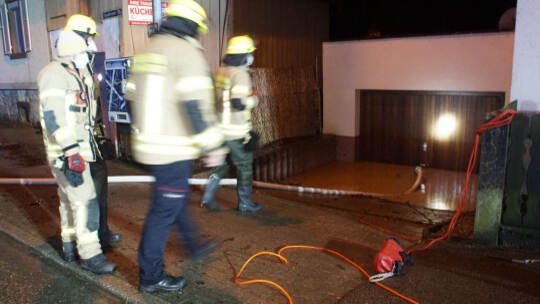 Enzkreis: Strassen ueberflutet und Garage vollgelaufen - Feuerwehr im Grosseinsatz