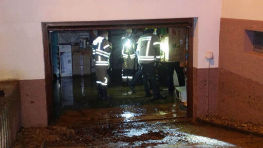 Enzkreis: Strassen ueberflutet und Garage vollgelaufen - Feuerwehr im Grosseinsatz