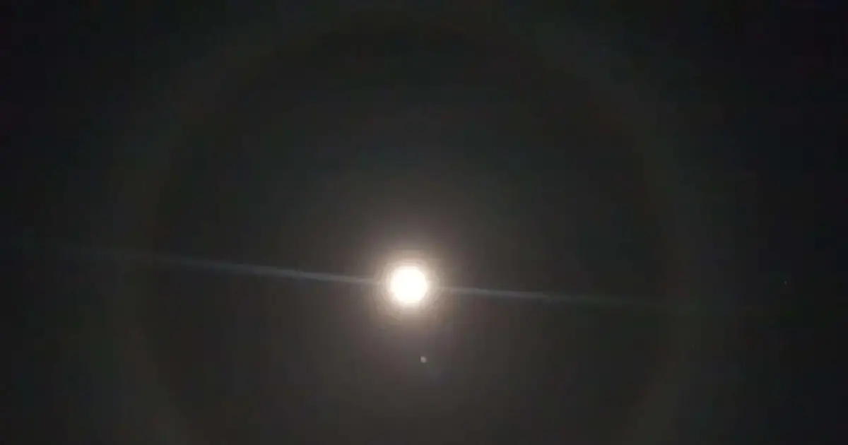 "Halo" Mond mit Kreis Phänomen am Nachthimmel über Pforzheim und der Region Region