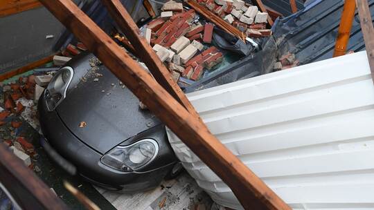 Sturm zerstört Auto Sturm zerstört Auto