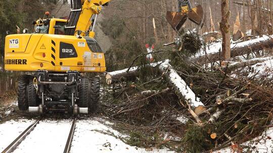 Schmalspurbahn beseitigt Schäden