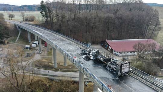 Zusammenprall mit Lastwagen - Autofahrer stirbt