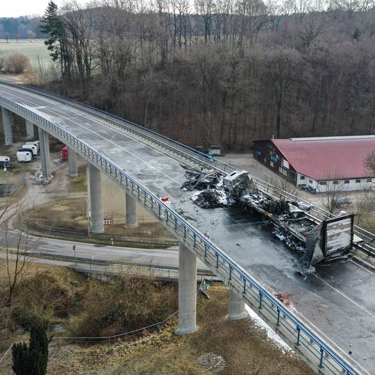 Zusammenprall mit Lastwagen - Autofahrer stirbt