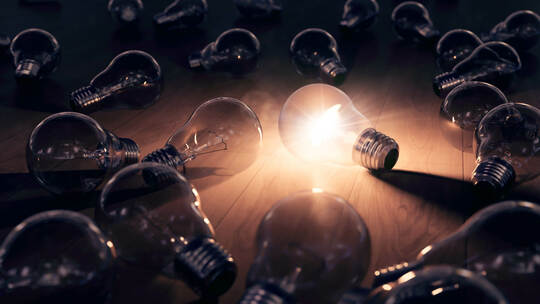 hell leuchtende Glühbirne - Einfall und Ideenfindung