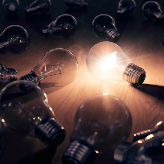 hell leuchtende Glühbirne - Einfall und Ideenfindung