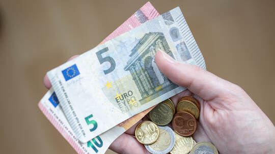 Symbolbild - Geldscheine und Münzen
