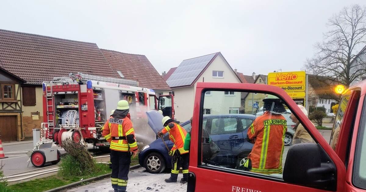 Auto brennt im Bereich Wiernsheimer Netto: Passant bekämpft Flammen – Region