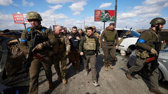 Selenskyj besucht Butscha