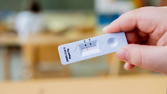 Coronavirus-Schnelltest an Grundschule