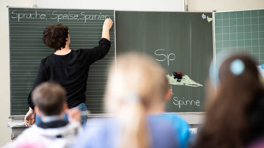 Lehrerin in Grundschule