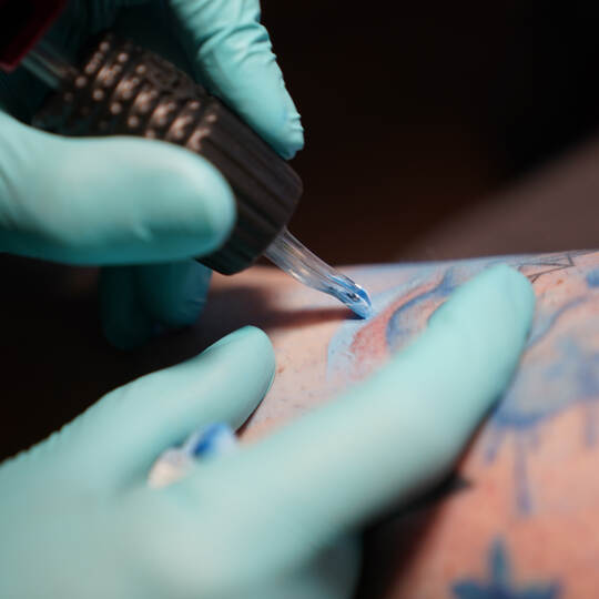 Vor dem EU-Verbot von bunten Tattoo-Farben