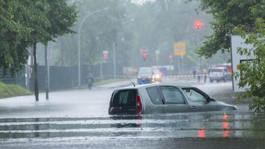 Wann kommt die Flut: Was Autofahrer über Wasser wissen müssen