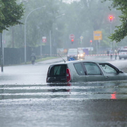 Wann kommt die Flut: Was Autofahrer über Wasser wissen müssen