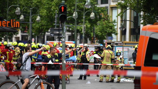 Auto fährt in Berlin in Menschenmenge