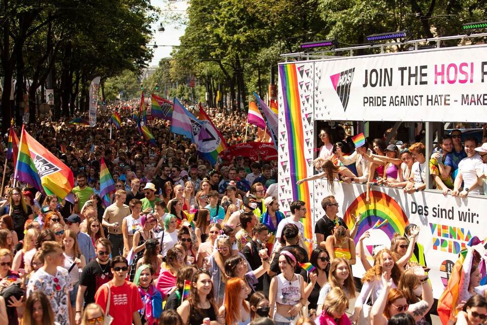 Bunte Regenbogenparade in Wien - Deutschland und Weltweit - Pforzheimer