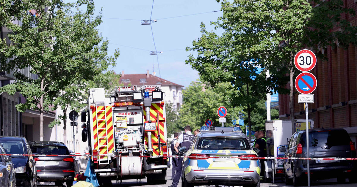 Tödlicher Sturz aus dem Fenster Einsatz für Verkehrsbehinderungen in Pforzheim Tödlicher Sturz aus dem Fenster Einsatz für Verkehrsbehinderungen in Pforzheim