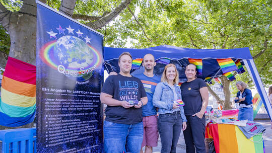 CSD Flagge Zeigen Aidshilfe (vl. Caleb Davis, Denis Hasani, Claudia Jancura, Grit Butz)