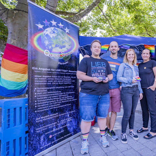 CSD Flagge Zeigen Aidshilfe (vl. Caleb Davis, Denis Hasani, Claudia Jancura, Grit Butz)