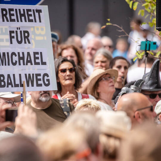 "Querdenken"-Demonstration vor JVA Stammheim