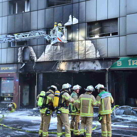 Vier Schwerverletzte bei Brand in Mehrfamilienhaus
