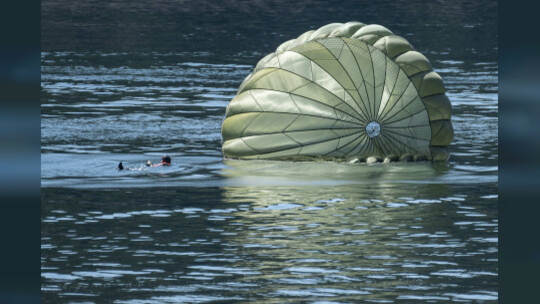 Fallschirmjäger üben Wasserlandung im Edersee