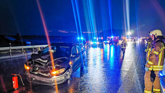 Aquaplaning auf A6: Autofahrer steigt aus - und wird totgefahren