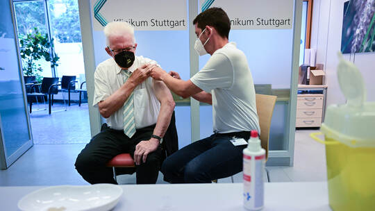 Ministerpräsident Kretschmann erhält zweite Booster-Impfung
