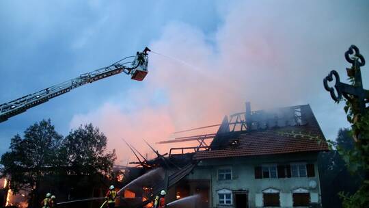 Blitz setzt Haus in Brand: 1,5 Millionen Euro Schaden im Allgäu