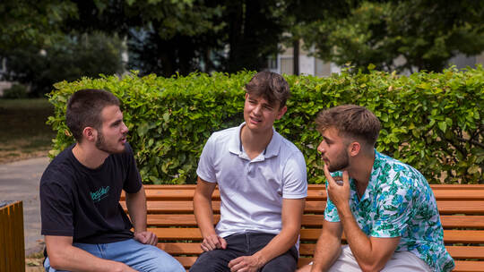Schule Sonderseite Kinnas (vl. Erjon Sejdiu, Christian Heilemann, Yanick Giese)