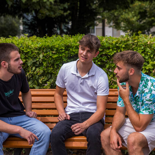Schule Sonderseite Kinnas (vl. Erjon Sejdiu, Christian Heilemann, Yanick Giese)